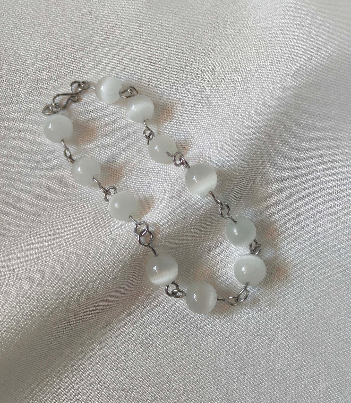Moonlit Vision – White False Cat Eye Linked Bracelet