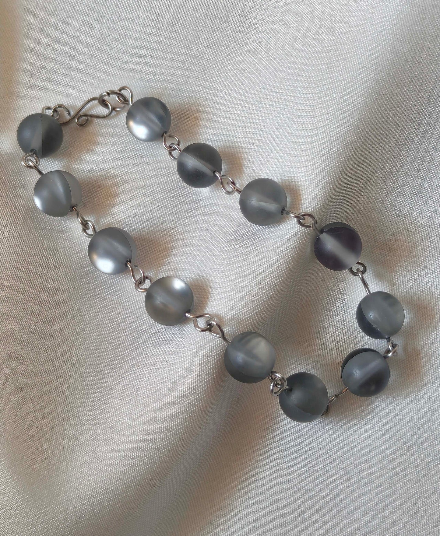 Shadow Gleam – Black Flash Glass Bead Linked Bracelet