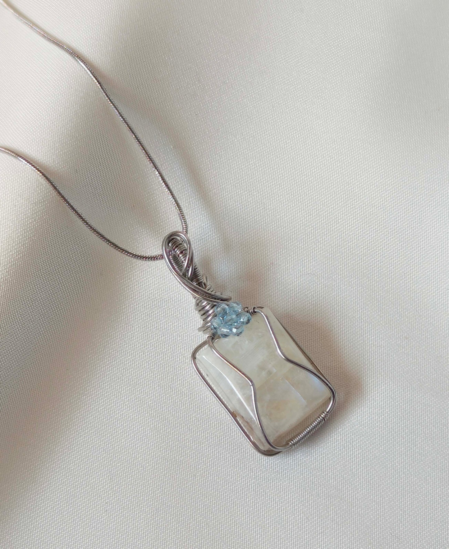 Moonlit Bloom – Rainbow Moonstone Wire-Wrapped Pendant