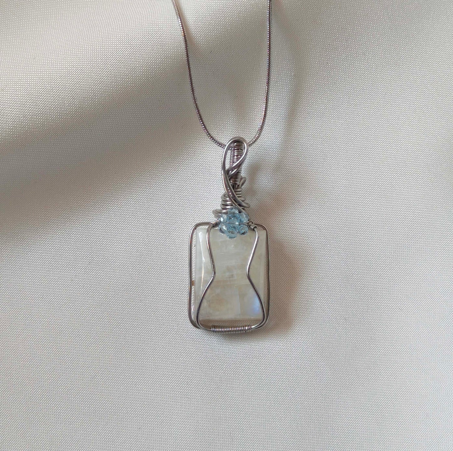 Moonlit Bloom – Rainbow Moonstone Wire-Wrapped Pendant