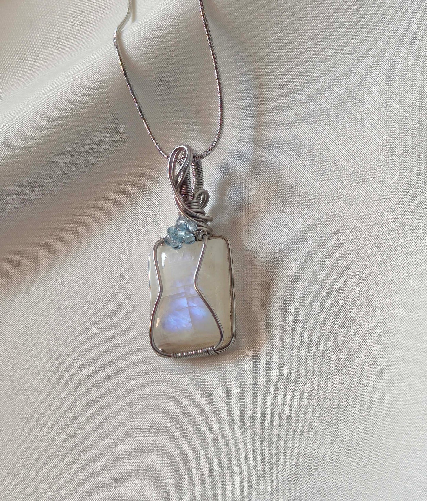 Moonlit Bloom – Rainbow Moonstone Wire-Wrapped Pendant
