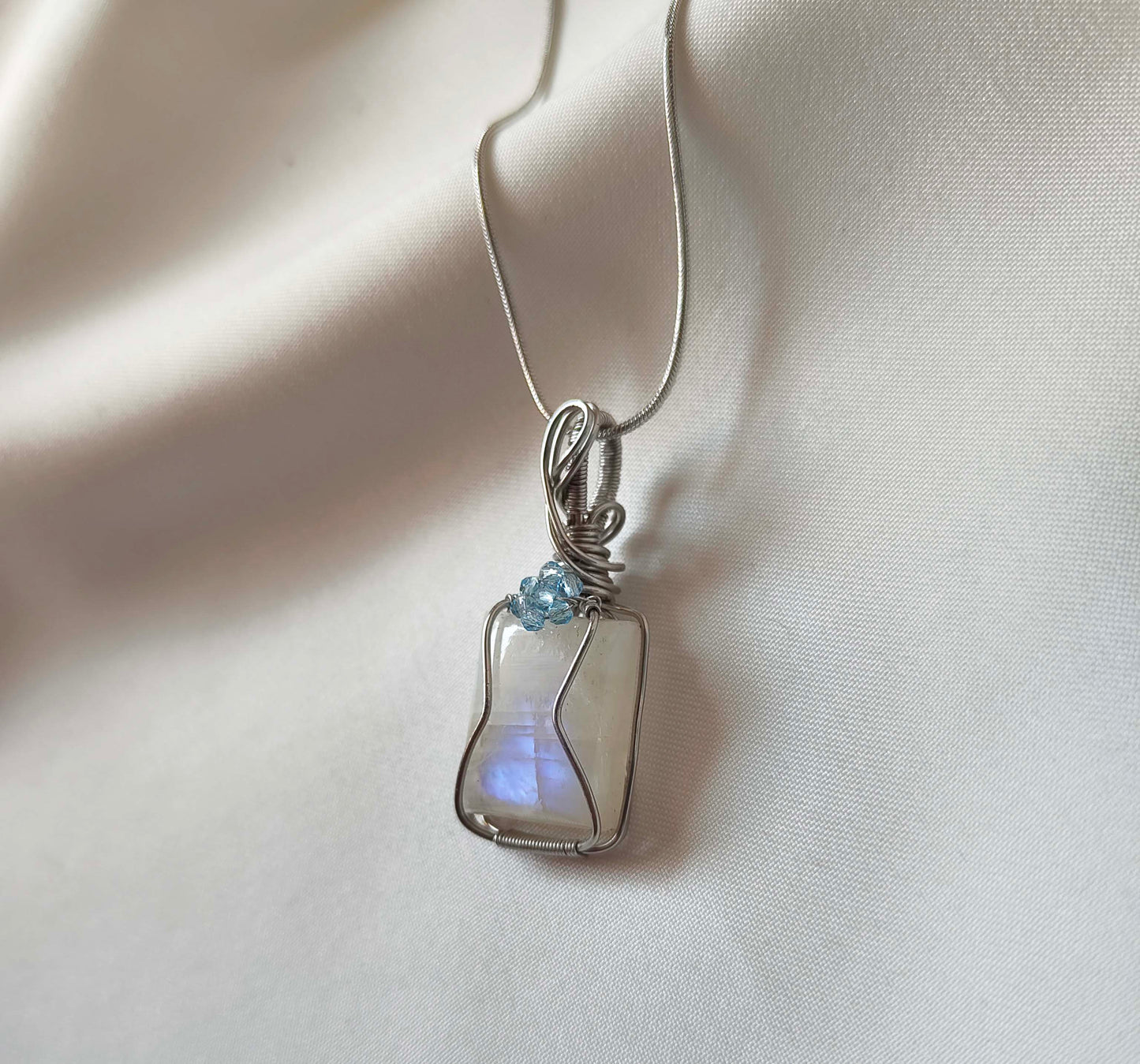 Moonlit Bloom – Rainbow Moonstone Wire-Wrapped Pendant